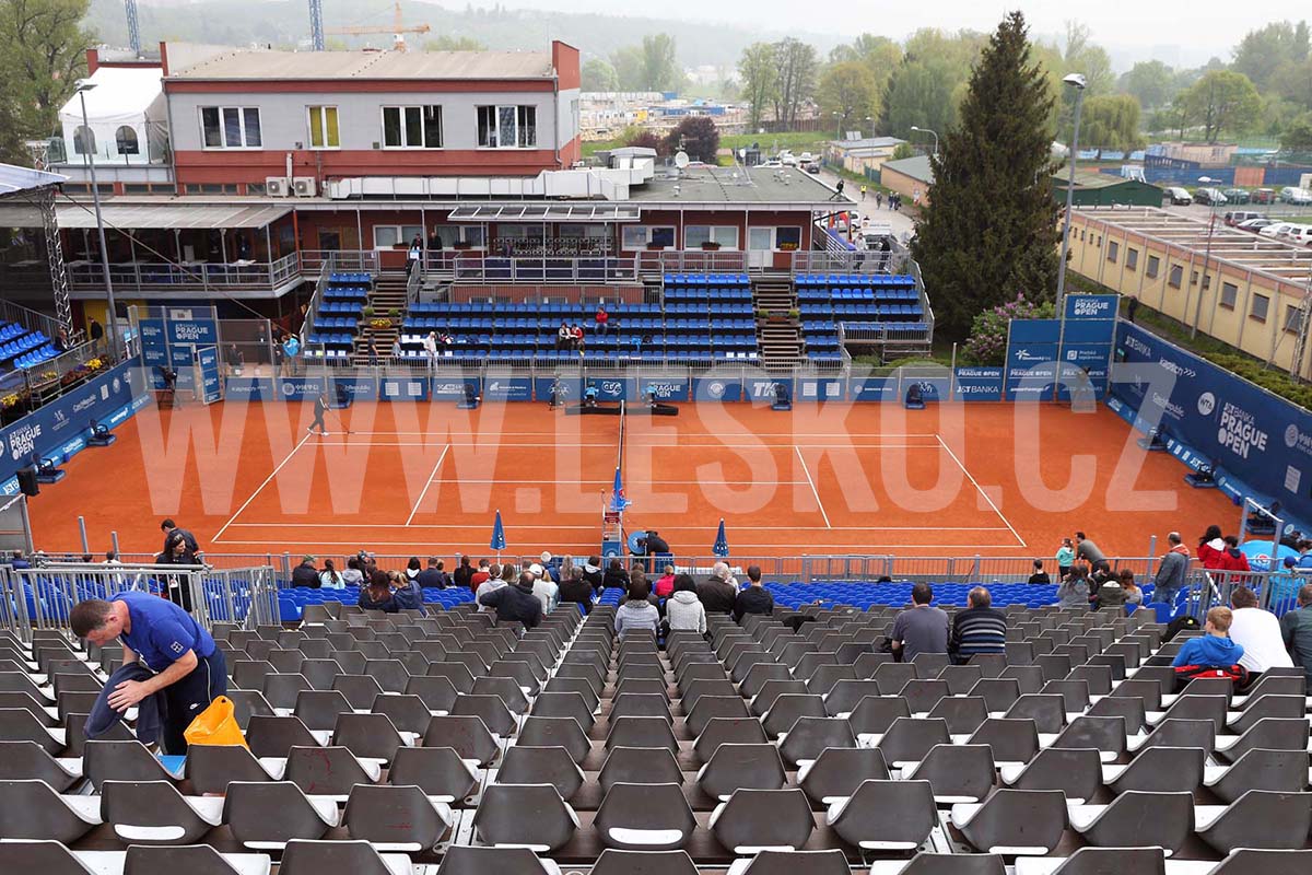 tribuna na tenisovém zápasu